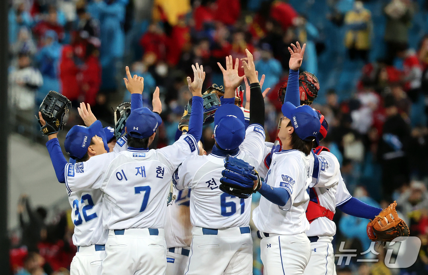 (대구=뉴스1) 김진환 기자 = 27일 오후 대구 삼성라이온즈파크에서 열린 프로야구 2026 신한 SOL KBO 포스트시즌 플레이오프 2차전 KIA 타이거즈와 삼성 라이온즈의 경기 …