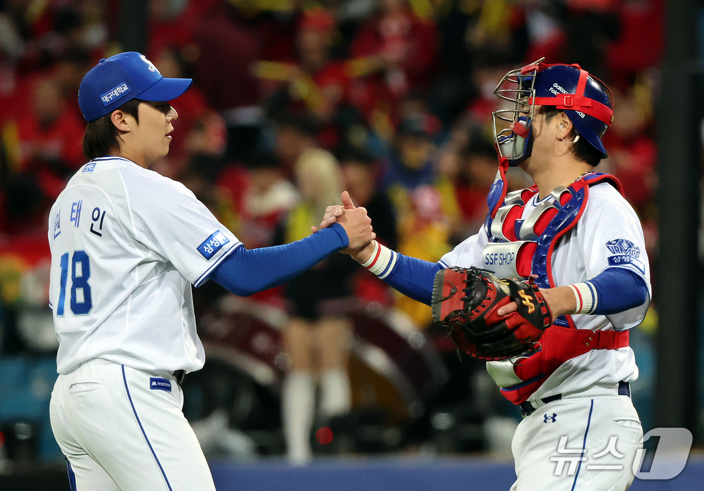 (대구=뉴스1) 김진환 기자 = 27일 오후 대구 삼성라이온즈파크에서 열린 프로야구 2026 신한 SOL KBO 포스트시즌 플레이오프 2차전 KIA 타이거즈와 삼성 라이온즈의 경기 …