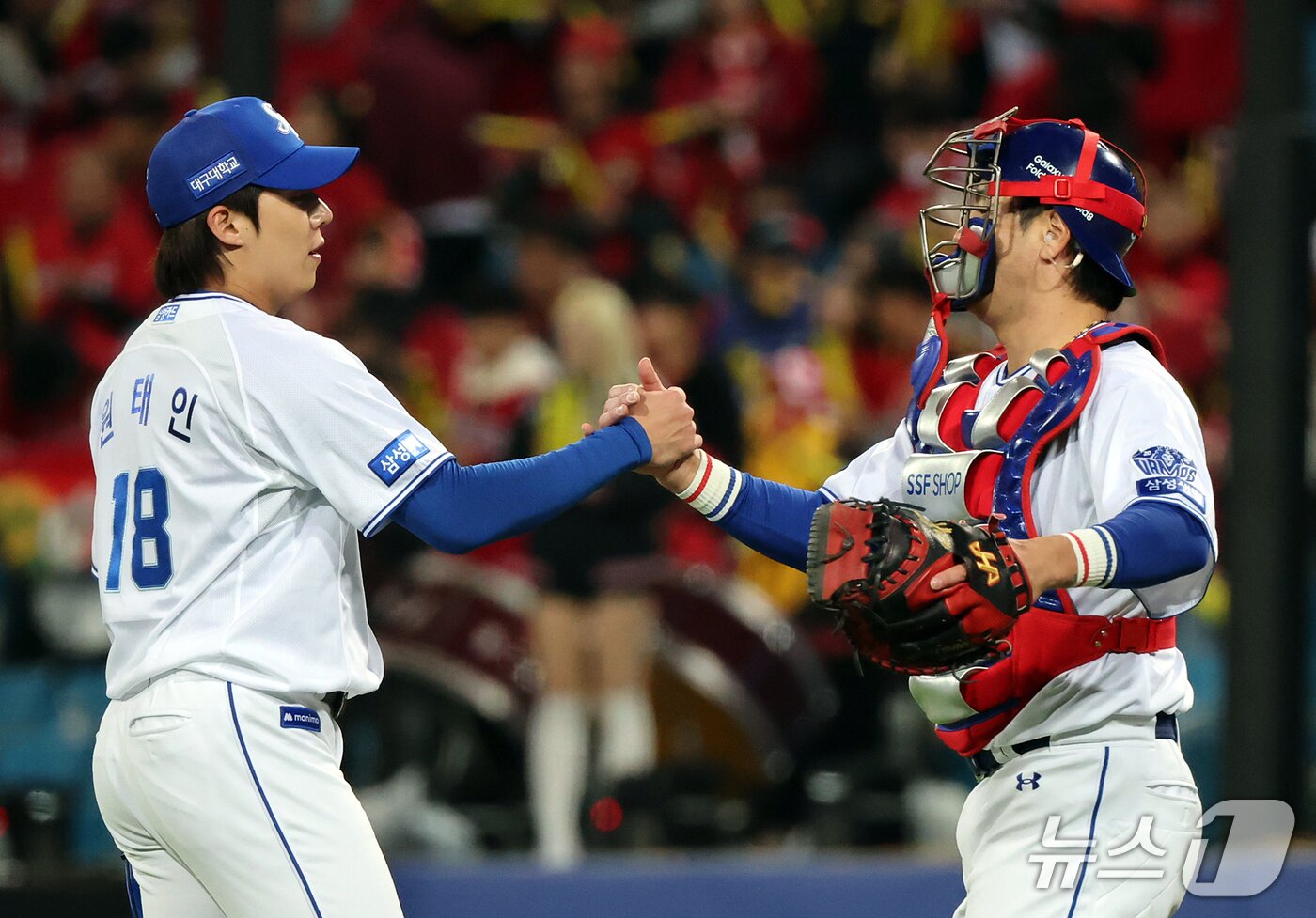 본문 이미지 - 27일 오후 대구 삼성라이온즈파크에서 열린 프로야구 2026 신한 SOL KBO 포스트시즌 플레이오프 2차전 KIA 타이거즈와 삼성 라이온즈의 경기, 8대3 승리한 삼성 원태인과 강민호가 기쁨을 나누고 있다. 2026.10.27 ⓒ 뉴스1 김진환 기자