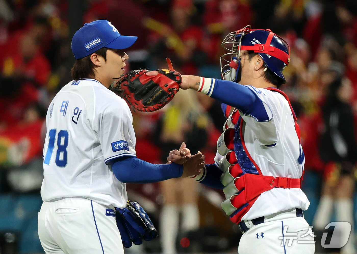 본문 이미지 - 27일 오후 대구 삼성라이온즈파크에서 열린 프로야구 2026 신한 SOL KBO 포스트시즌 플레이오프 2차전 KIA 타이거즈와 삼성 라이온즈의 경기, 8대3 승리한 삼성 원태인과 강민호가 기쁨을 나누고 있다. 2026.10.27 ⓒ 뉴스1 김진환 기자