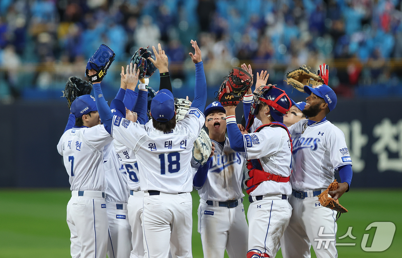 (대구=뉴스1) 공정식 기자 = 27일 오후 대구 삼성라이온즈파크에서 열린 프로야구 2026 신한 SOL KBO 포스트시즌 플레이오프 2차전 KIA 타이거즈와 삼성 라이온즈의 경기 …