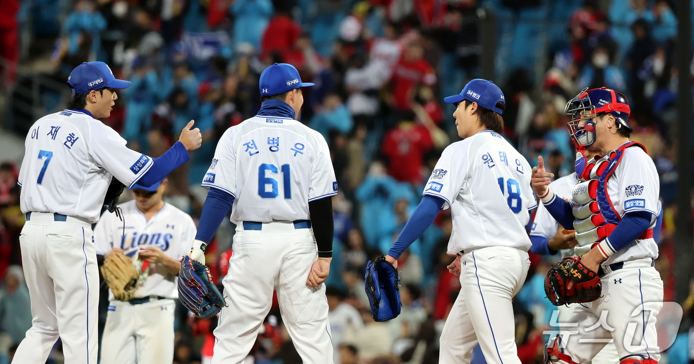 (대구=뉴스1) 김진환 기자 = 27일 오후 대구 삼성라이온즈파크에서 열린 프로야구 2026 신한 SOL KBO 포스트시즌 플레이오프 2차전 KIA 타이거즈와 삼성 라이온즈의 경기 …
