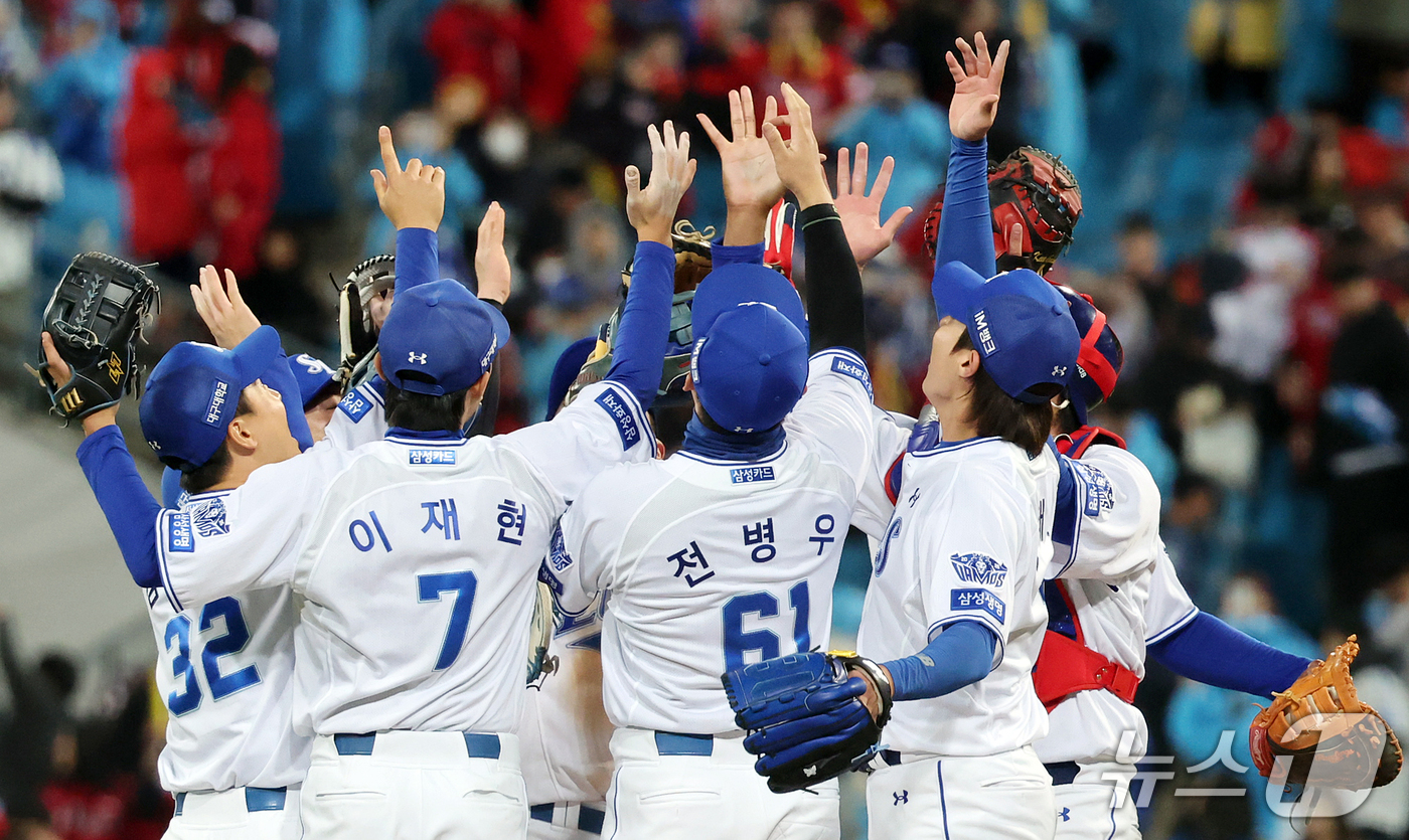 (대구=뉴스1) 김진환 기자 = 27일 오후 대구 삼성라이온즈파크에서 열린 프로야구 2026 신한 SOL KBO 포스트시즌 플레이오프 2차전 KIA 타이거즈와 삼성 라이온즈의 경기 …
