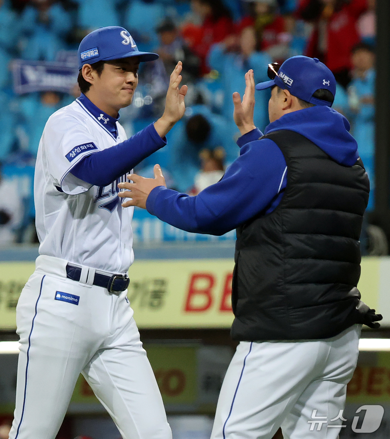 (대구=뉴스1) 김진환 기자 = 27일 오후 대구 삼성라이온즈파크에서 열린 프로야구 2026 신한 SOL KBO 포스트시즌 플레이오프 2차전 KIA 타이거즈와 삼성 라이온즈의 경기 …