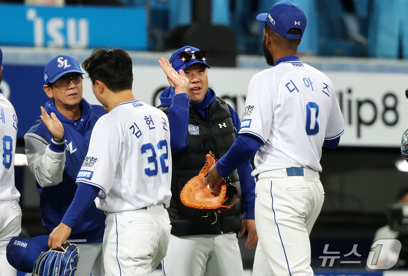 본문 이미지 - 27일 오후 대구 삼성라이온즈파크에서 열린 프로야구 2026 신한 SOL KBO 포스트시즌 플레이오프 2차전 KIA 타이거즈와 삼성 라이온즈의 경기에서 3대 8로 승리를 거둔 삼성 선수들이 박진만 감독과 기쁨을 나누고 있다. 2026.10.27 ⓒ 뉴스1 박지혜 기자