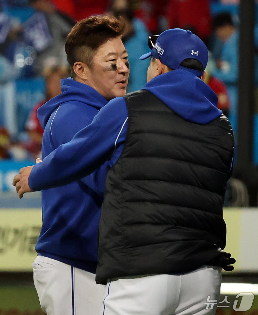 (대구=뉴스1) 김진환 기자 = 27일 오후 대구 삼성라이온즈파크에서 열린 프로야구 2026 신한 SOL KBO 포스트시즌 플레이오프 2차전 KIA 타이거즈와 삼성 라이온즈의 경기 …