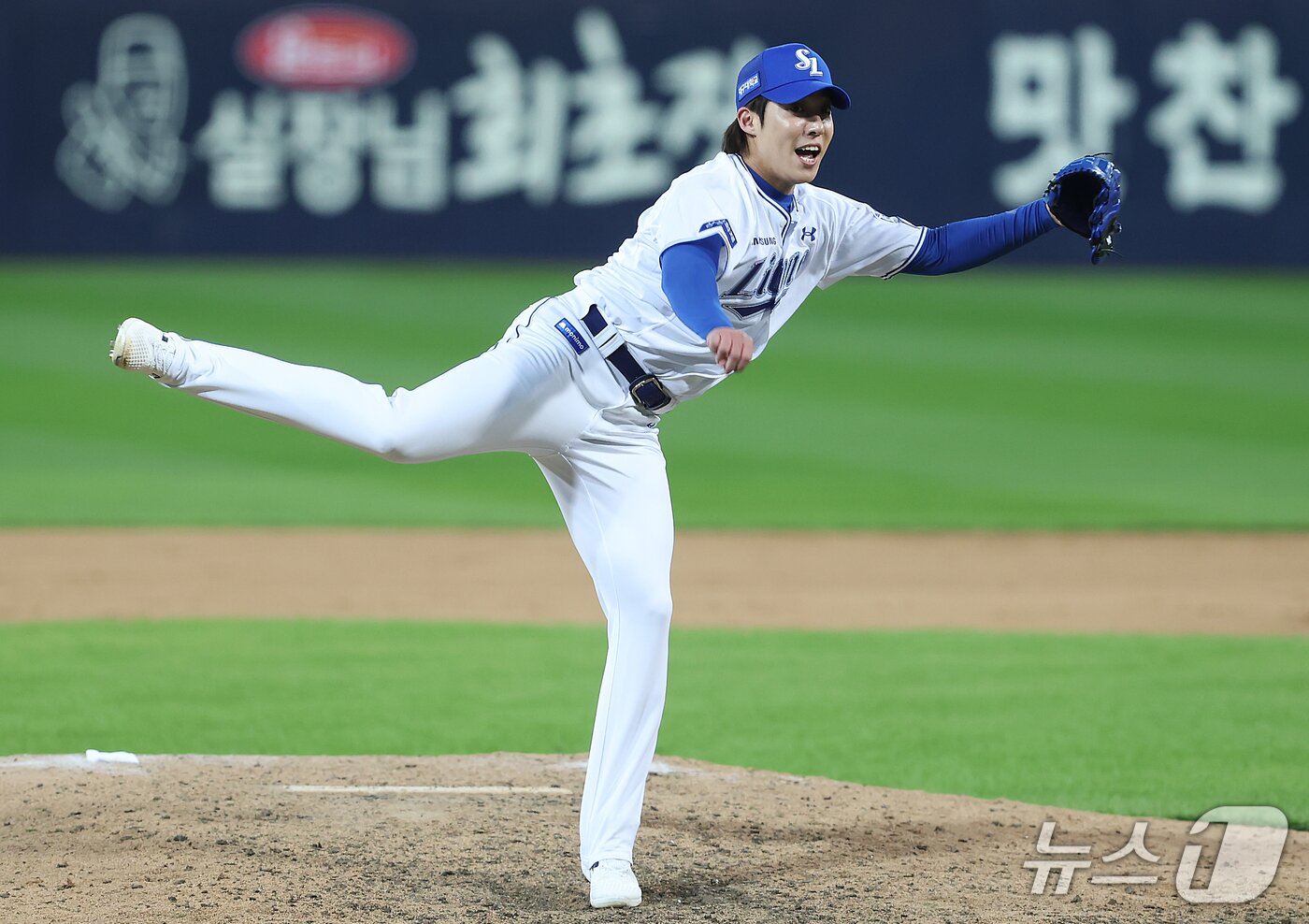 본문 이미지 - 27일 오후 대구 삼성라이온즈파크에서 열린 프로야구 2026 신한 SOL KBO 포스트시즌 플레이오프 2차전 KIA 타이거즈와 삼성 라이온즈의 경기, 9회초 마운드에 오른 삼성 원태인이 역투하고 있다. 2026.10.27 ⓒ 뉴스1 공정식 기자