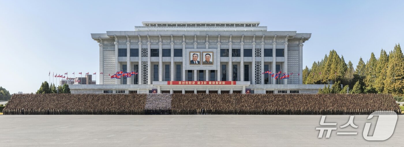 본문 이미지 - (평양 노동신문=뉴스1) = 북한 노동당 기관지 노동신문은 28일 "조선노동당 총비서이시며 조선민주주의인민공화국 국무위원장이신 경애하는 김정은 동지께서 10월 27일 조선인민군 제3차 중대장 대회 참가자들과 뜻깊은 기념사진을 찍으셨다"라고 보도했다. [국내에서만 사용가능. 재배포 금지. DB 금지. For Use Only in the Republic of Korea. Redistribution Prohibited] rodongphoto@news1.kr