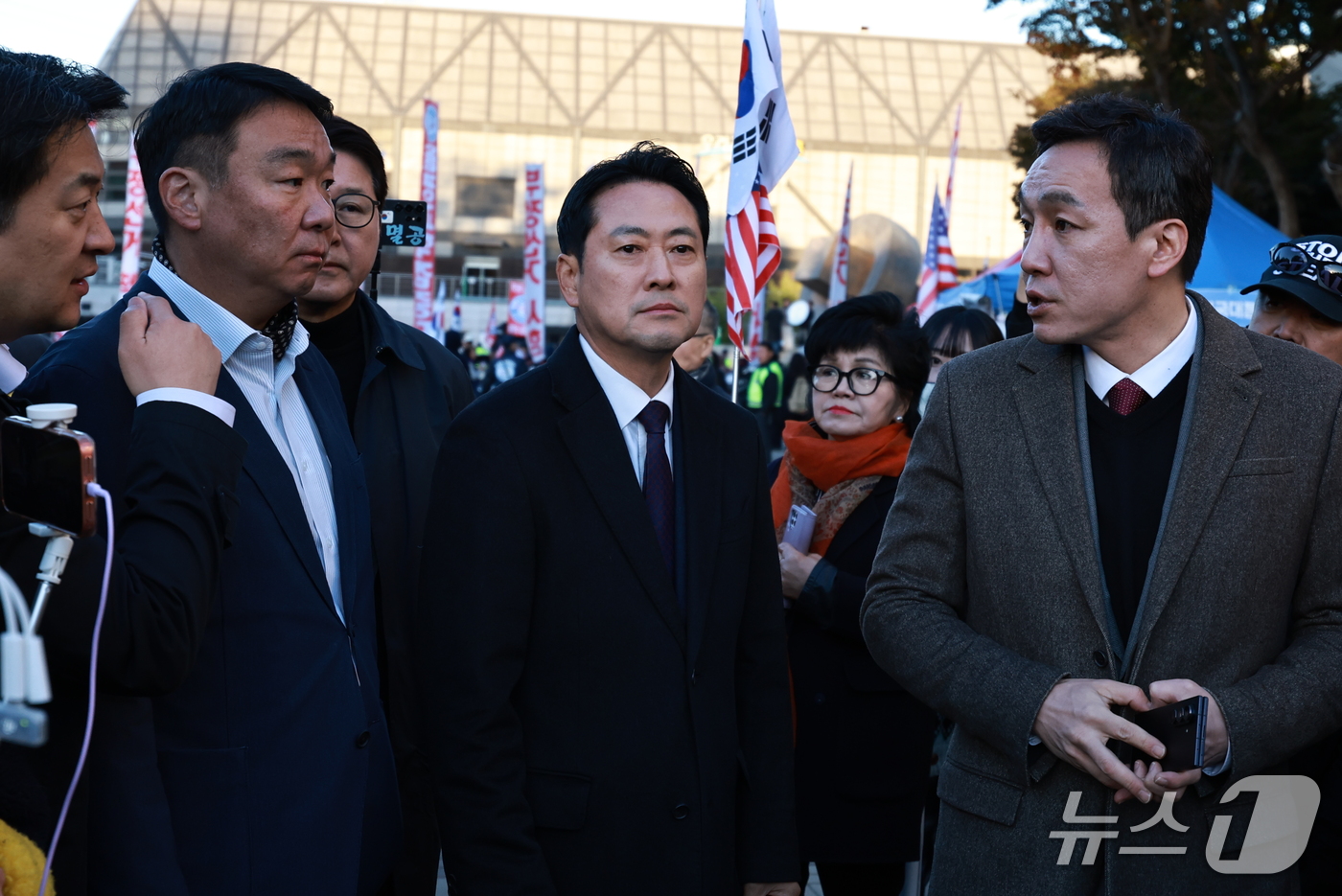 (서울=뉴스1) 구윤성 기자 = 장동혁 국민의힘 대표가 28일 서울 송파구 올림픽공원 선관위 특검 검증 현장을 방문하고 있다. 2026.10.28/뉴스1