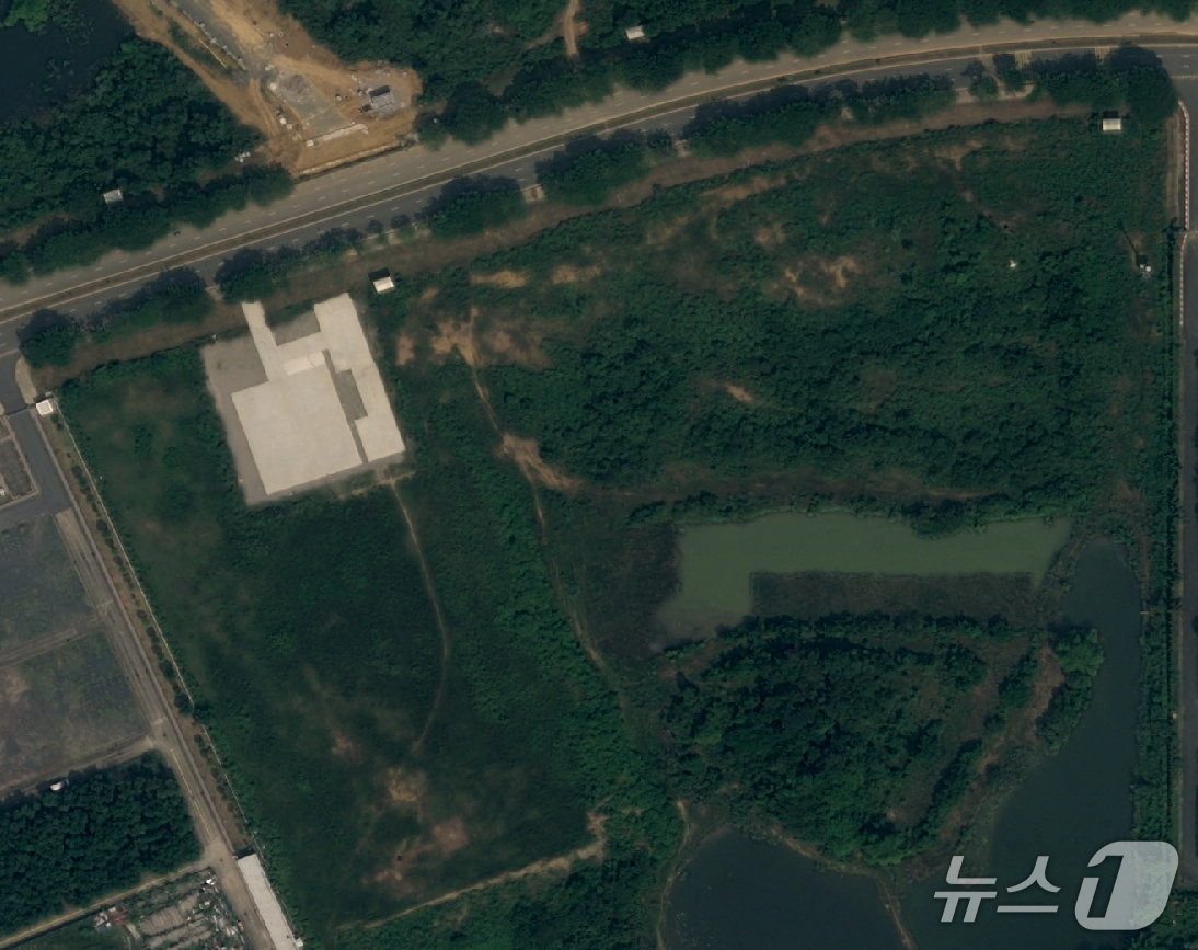 (하노이 로이터=뉴스1) 이창규 기자 = 2026년 10월 15일 촬영된 위성사진에서 지난 1월 착공식이 열린 베트남 최초의 반도체 제조공장 부지에 야생 식물이 무성하게 자라고 흰 …