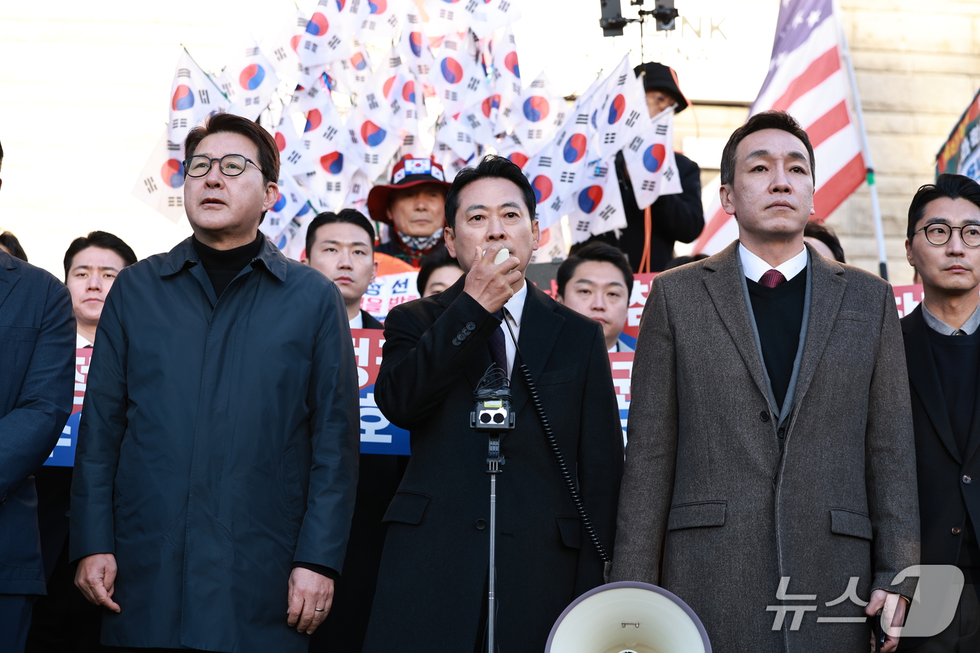(서울=뉴스1) 구윤성 기자 = 장동혁 국민의힘 대표가 28일 서울 송파구 올림공원을 방문해 선관위 특검 현장 검증 관련 입장을 밝히고 있다. 2026.10.28/뉴스1