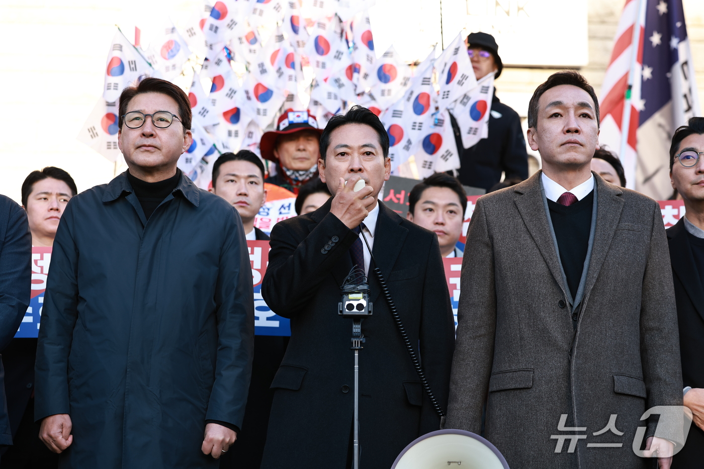 (서울=뉴스1) 구윤성 기자 = 장동혁 국민의힘 대표가 28일 서울 송파구 올림공원을 방문해 선관위 특검 현장 검증 관련 입장을 밝히고 있다. 2026.10.28/뉴스1