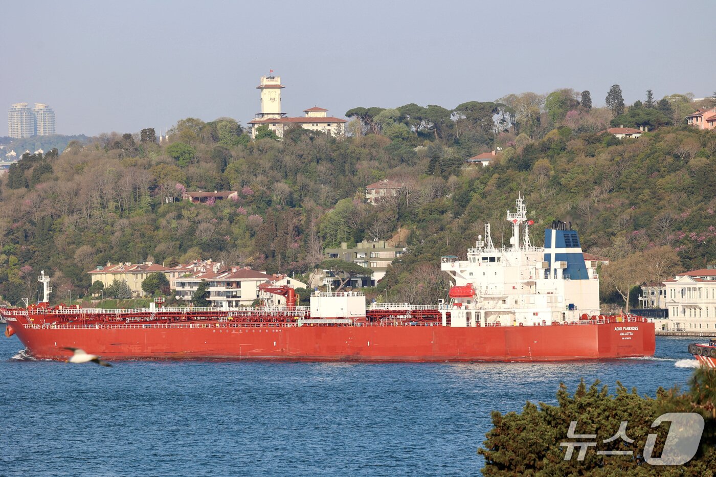 본문 이미지 - Agioi Fanendes, a Malta-flagged medium-sized tanker, transits the Bosphorus in Istanbul, Turkey, April 11, 2024. REUTERS/Yoruk Isik ⓒ 로이터=뉴스1