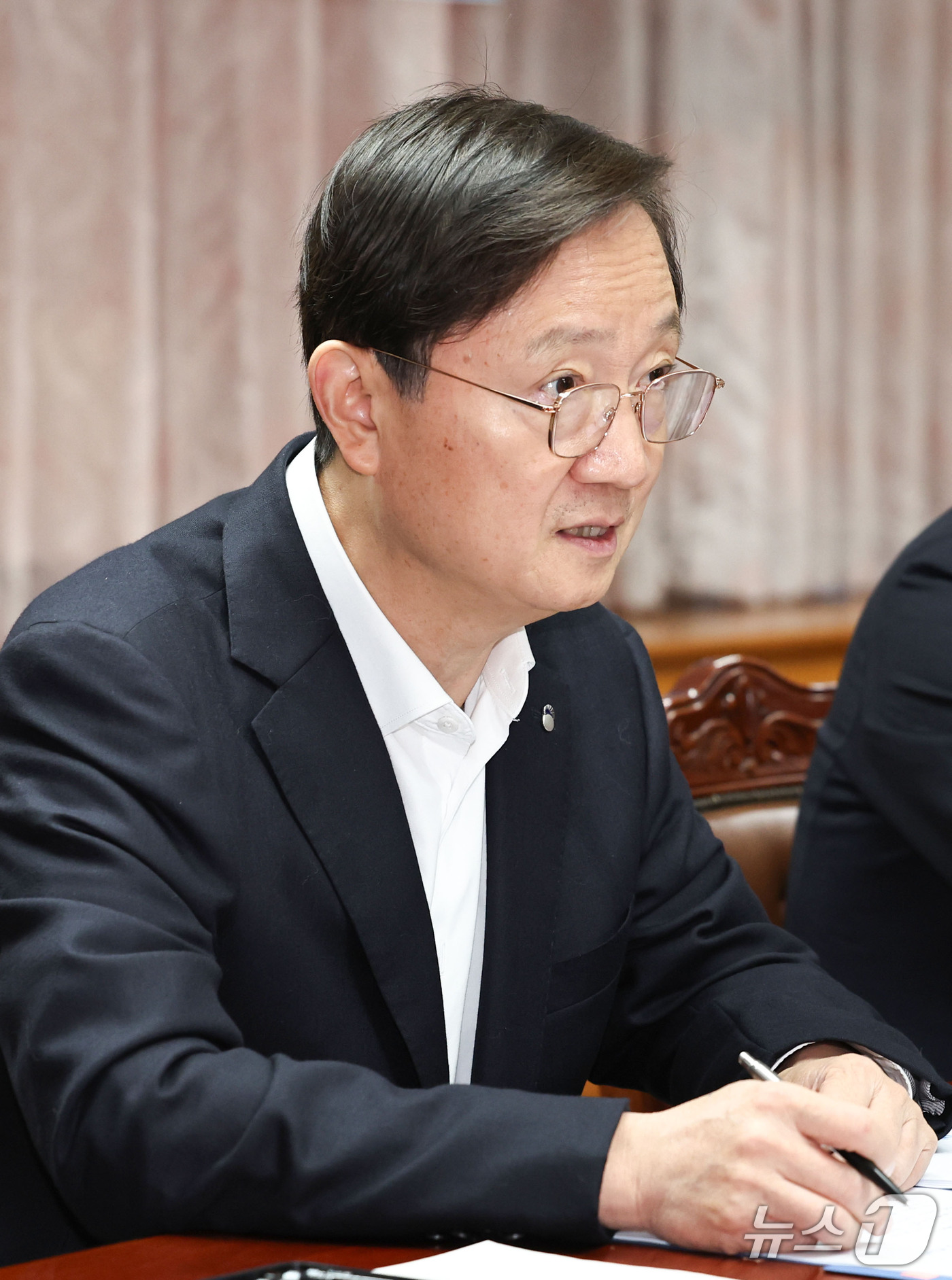 (서울=뉴스1) 이종수 기자 = 이찬진 금융감독원장이 28일 오전 서울 영등포구 금융감독원에서 열린 8대 은행지주 이사회 의장 조찬 간담회에서 발언하고 있다. 2026.10.28/ …