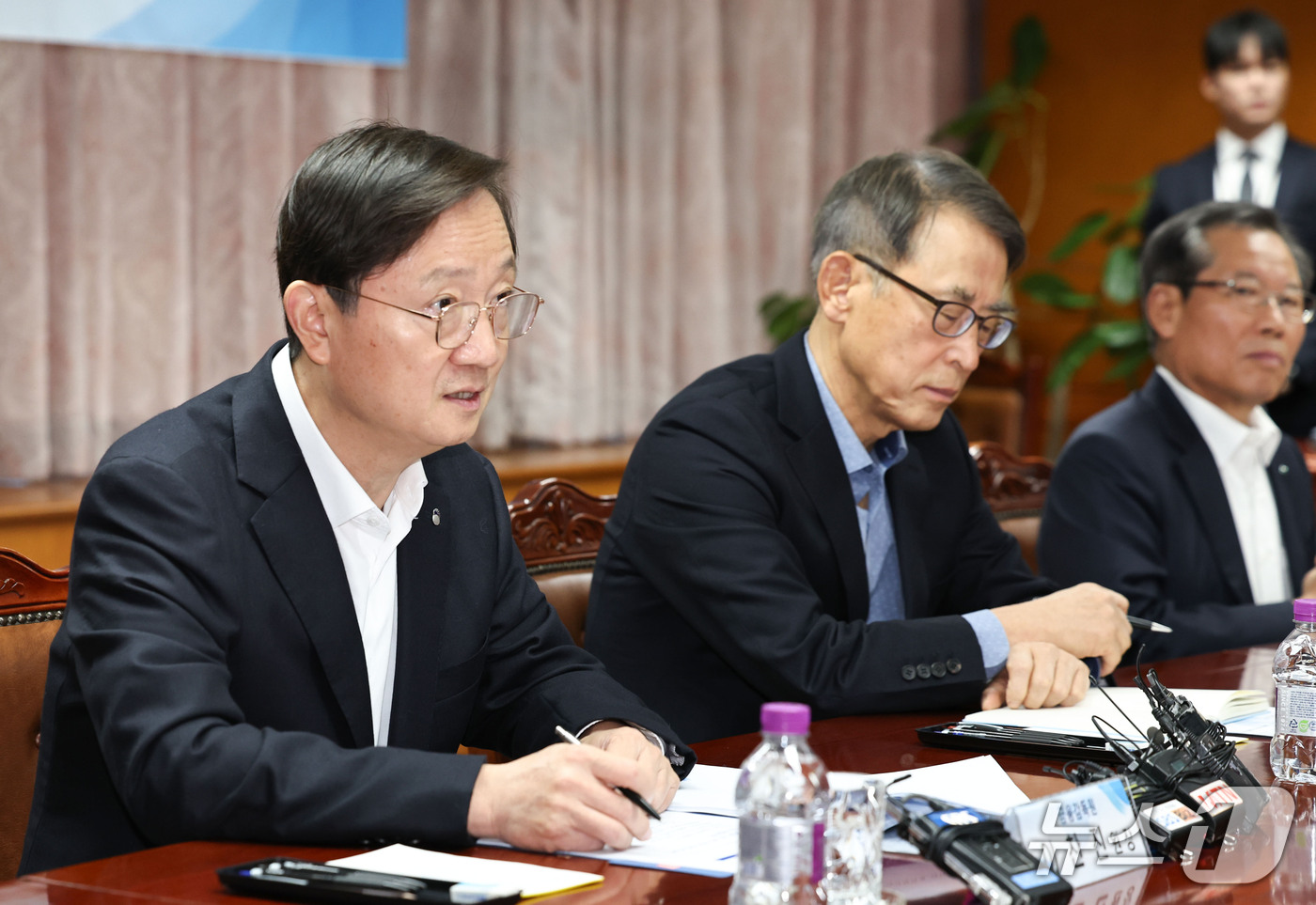 (서울=뉴스1) 이종수 기자 = 이찬진 금융감독원장이 28일 오전 서울 영등포구 금융감독원에서 열린 8대 은행지주 이사회 의장 조찬 간담회에서 발언하고 있다. 2026.10.28/ …
