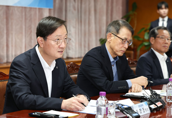 이찬진 금감원장, 8대 은행지주 이사회 의장과 간담회