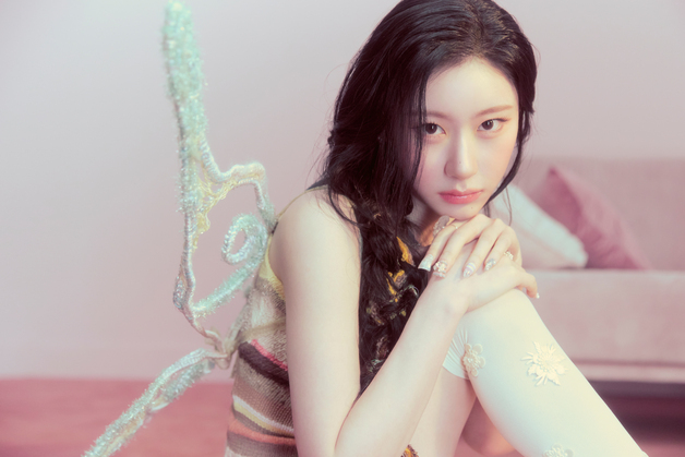 ITZY 채령, 솔로 데뷔 앨범 '러브시크' 콘셉트 공개…치명 눈빛