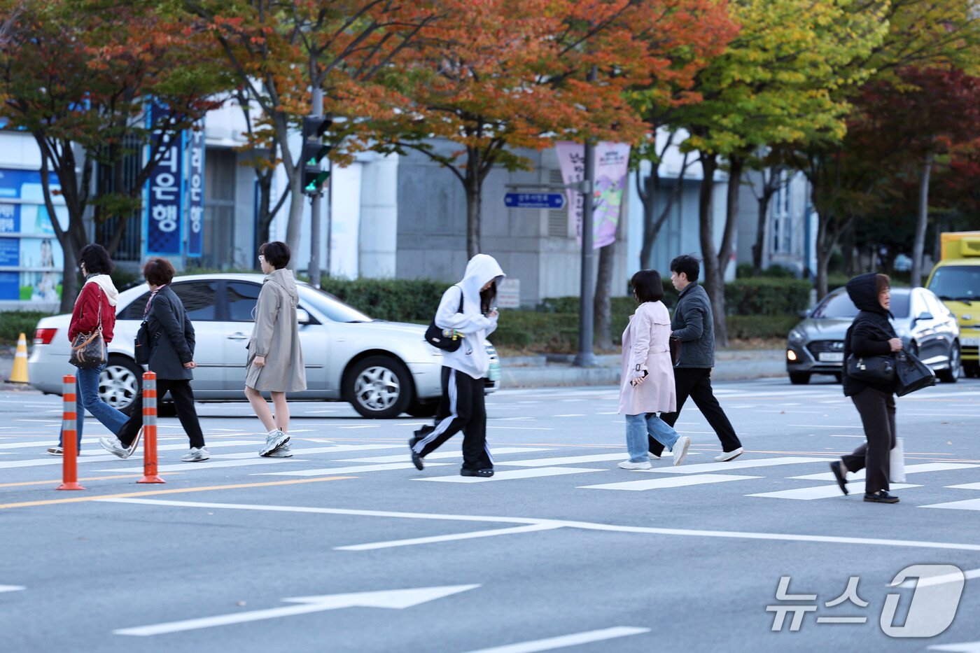 본문 이미지 - 28일 오전 전남광주 서구 치평동의 한 거리에서 시민들이 추운 날씨에 두꺼운 외투와 모자로 몸을 감싼 채 횡단보도를 건너고 있다. 2026.10.28 ⓒ 뉴스1 조수민 기자