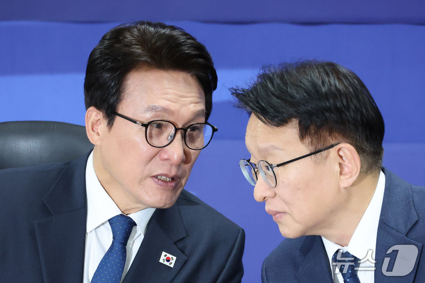 (서울=뉴스1) 신웅수 기자 = 김민석 더불어민주당 대표와 권칠승 정책위의장이 28일 서울 여의도 국회 의원회관에서 열린 가상자산과세 당정협의회에서 대화하고 있다. 2026.10. …