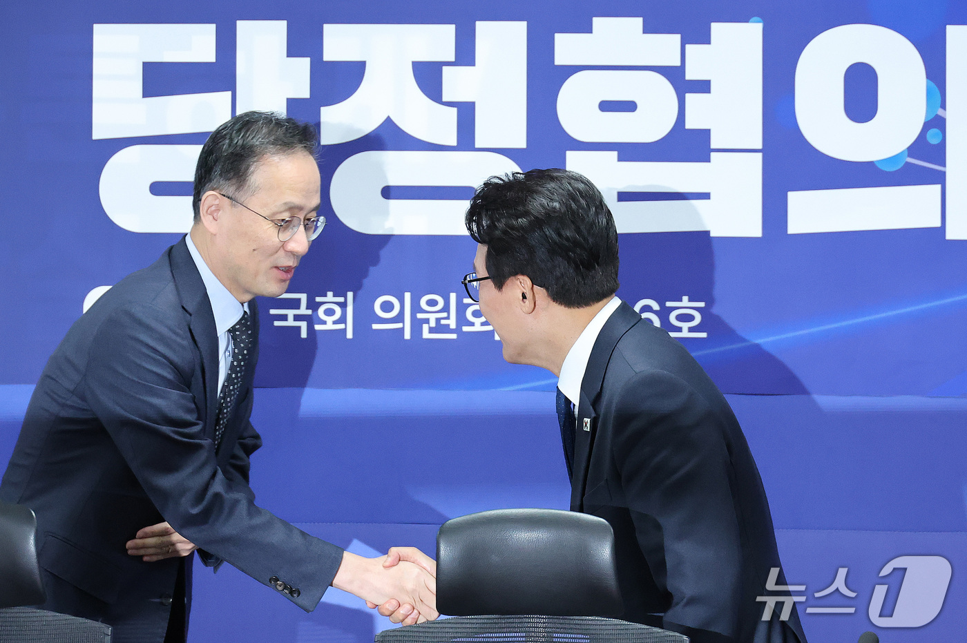 (서울=뉴스1) 신웅수 기자 = 김민석 더불어민주당 대표와 이형일 경제부총리 겸 재정경제부 장관이 28일 서울 여의도 국회 의원회관에서 열린 가상자산과세 당정협의회에서 인사하고 있 …