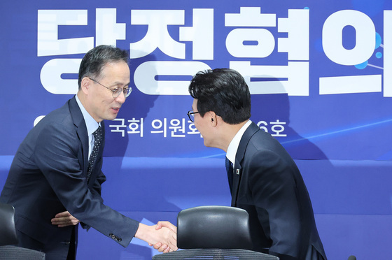 인사하는 김민석·이형일