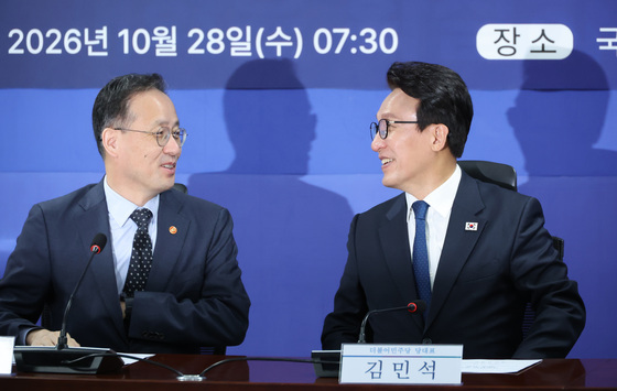 대화하는 김민석 대표·이형일 부총리