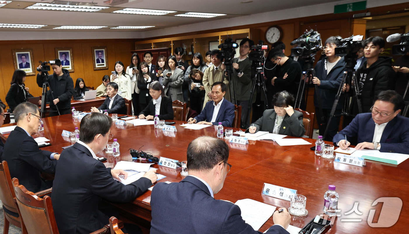 (서울=뉴스1) 이종수 기자 = 28일 오전 서울 영등포구 금융감독원에서 열린 8대 은행지주 이사회 의장 조찬 간담회에서 참석자들이 이찬진 금융감독원장의 모두발언을 듣고 있다. 2 …