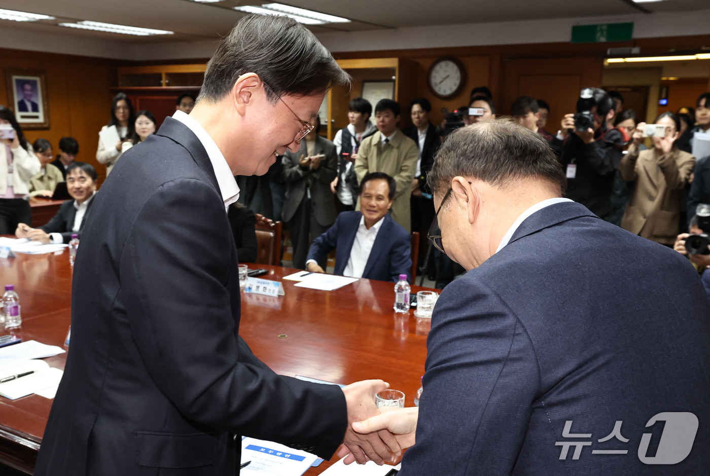 (서울=뉴스1) 이종수 기자 = 이찬진 금융감독원장이 28일 오전 서울 영등포구 금융감독원에서 열린 은행지주 이사회 의장 조찬 간담회에서 은행지주 이사회 의장들과 인사를 나누고 있 …