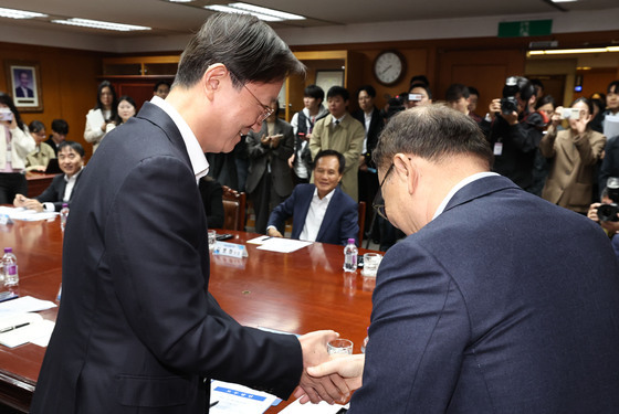 은행지주 이사회 의장과 인사 나누는 이찬진 금감원장