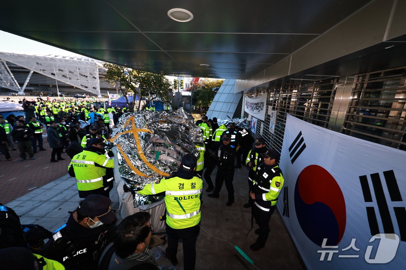 (서울=뉴스1) 구윤성 기자 = 28일 6·3 지방선거 투표용지 부족사태 등을 수사하는 이태한 특별검사팀의 투표지 247만여장의 위조 여부 등 검증을 앞두고 경찰 병력이 서울 송파 …