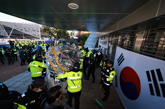 '선관위 특검의 올림픽공원 핸드볼경기장 진입을 위해'