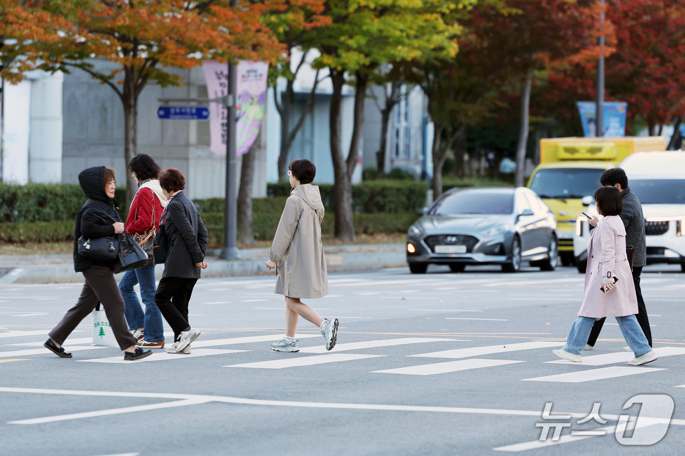 (광주=뉴스1) 조수민 기자 = 28일 오전 전남광주 서구 치평동의 한 거리에서 시민들이 추운 날씨에 두꺼운 외투와 모자로 몸을 감싼 채 횡단보도를 건너고 있다. 2026.10.2 …