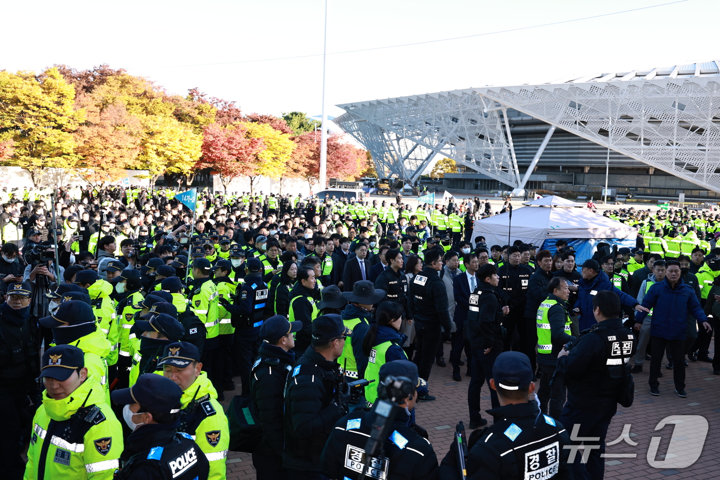 (서울=뉴스1) 구윤성 기자 = 28일 6·3 지방선거 투표용지 부족사태 등을 수사하는 이태한 특별검사팀의 투표지 247만여장의 위조 여부 등 검증을 앞두고 경찰 병력이 서울 송파 …