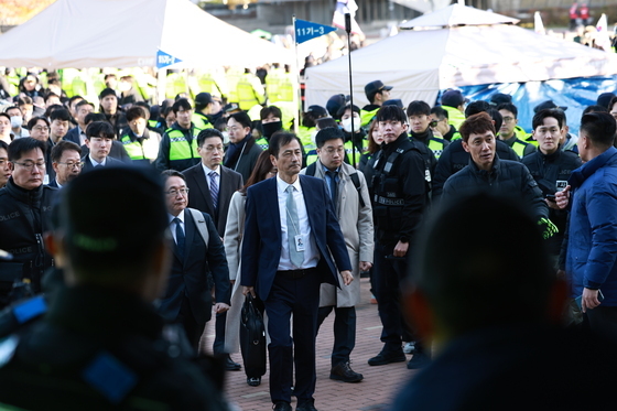 투표지 247만장 검증 앞둔 올림픽공원 시민·유튜버 인파…몸싸움·실랑이