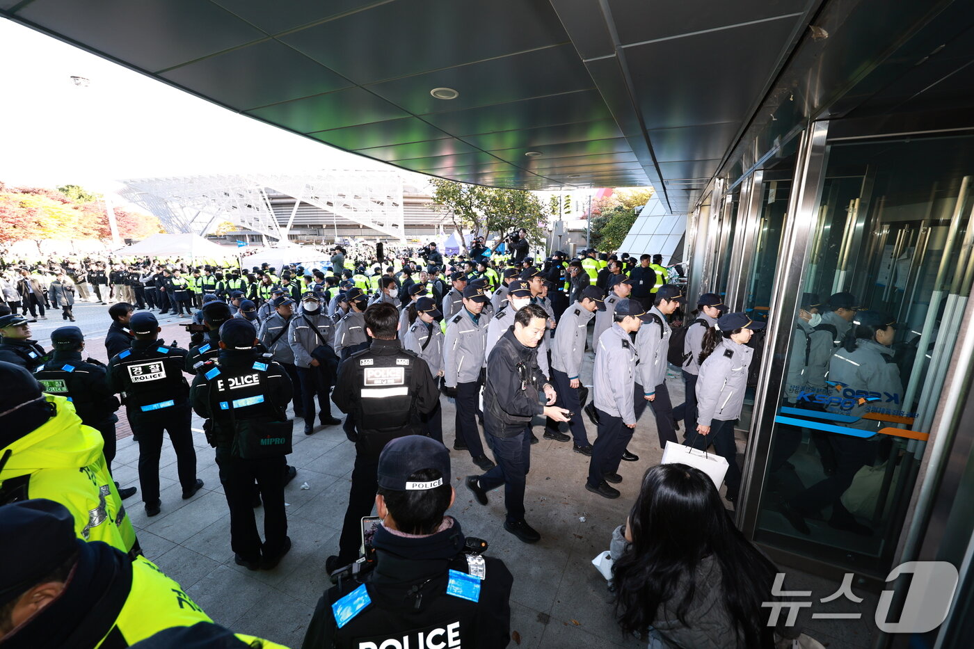 본문 이미지 - 28일 6·3 지방선거 투표용지 부족사태 등을 수사하는 이태한 특별검사팀의 투표지 247만여장의 위조 여부 등 검증을 앞두고 경찰 병력이 서울 송파구 올림픽공원 핸드볼경기장 진입로를 확보하고 있다. 2026.10.28 ⓒ 뉴스1 구윤성 기자