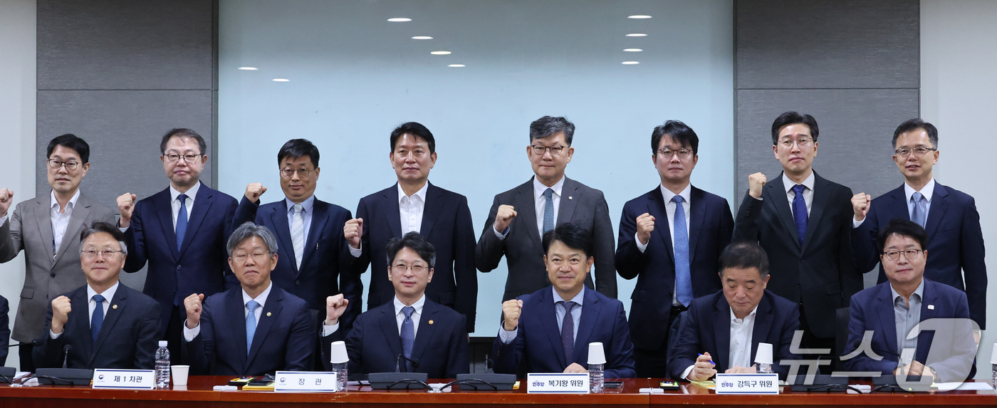 (서울=뉴스1) 신웅수 기자 = 복기왕 국토교통위원회 간사를 비롯한 더불어민주당 의원들과 홍지선 국토교통부 장관이 28일 서울 여의도 국회 의원회관에서 열린 국토교통부 당정협의에서 …