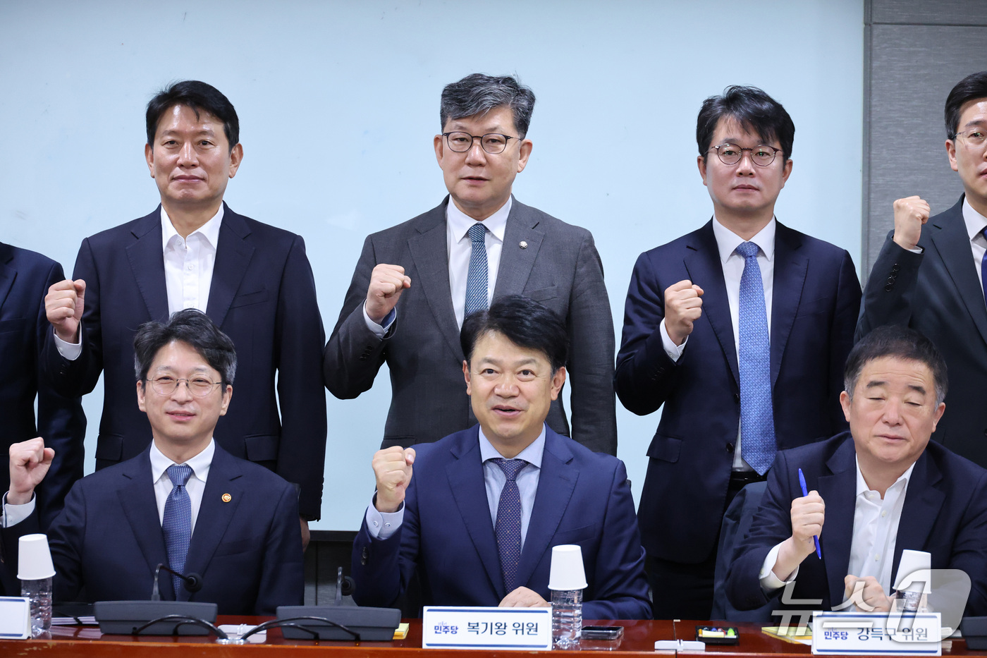(서울=뉴스1) 신웅수 기자 = 복기왕 국토교통위원회 간사를 비롯한 더불어민주당 의원들과 홍지선 국토교통부 장관이 28일 서울 여의도 국회 의원회관에서 열린 국토교통부 당정협의에서 …