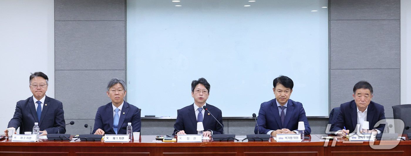 (서울=뉴스1) 신웅수 기자 = 홍지선 국토교통부 장관이 28일 서울 여의도 국회 의원회관에서 열린 국토교통부 당정협의에서 발언하고 있다. 2026.10.28/뉴스1