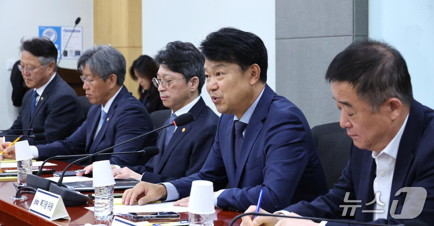 (서울=뉴스1) 신웅수 기자 = 국토교통위원회 여당 간사인 복기왕 더불어민주당 의원이 28일 서울 여의도 국회 의원회관에서 열린 국토교통부 당정협의에서 발언하고 있다. 2026.1 …
