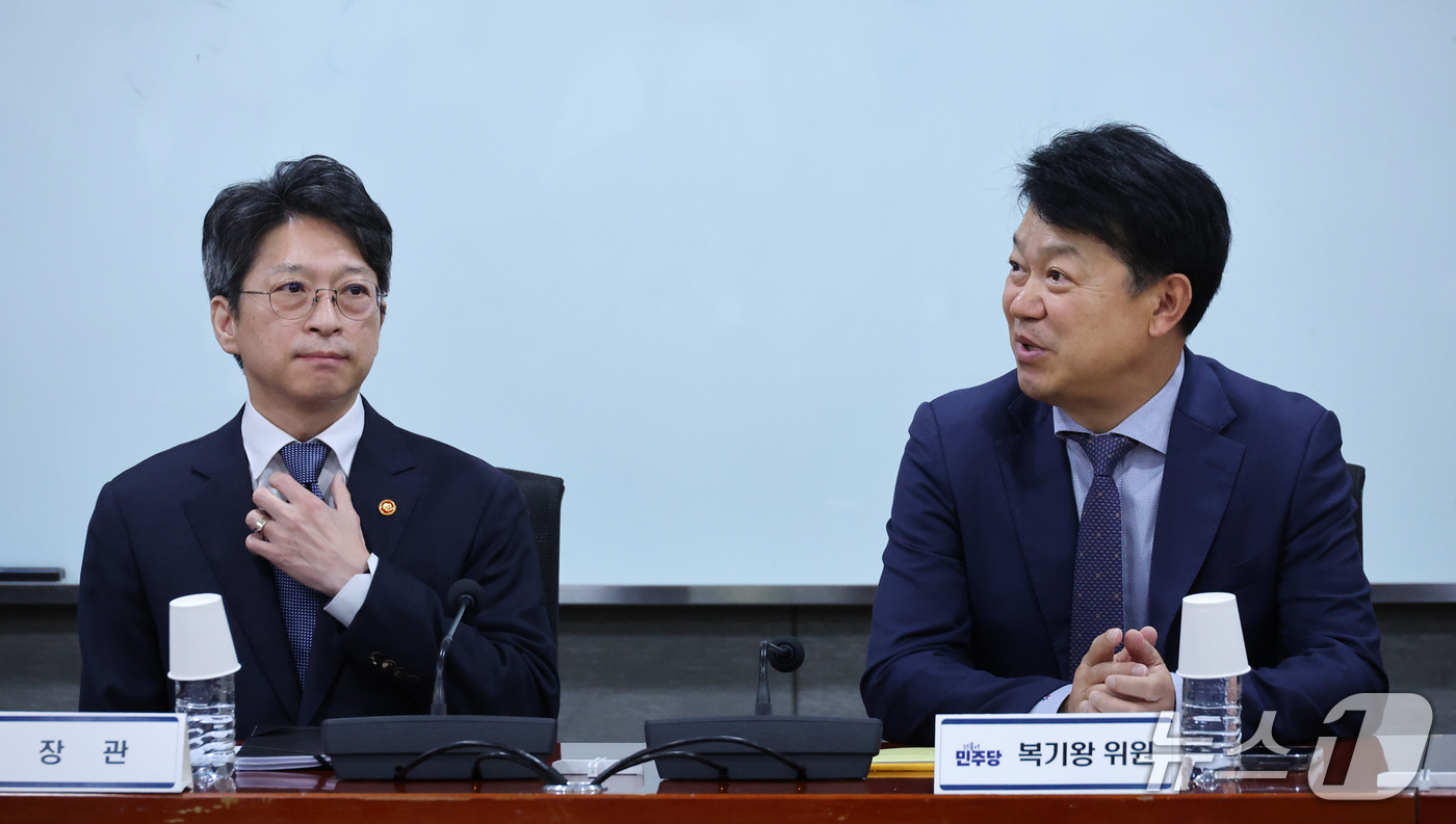 (서울=뉴스1) 신웅수 기자 = 홍지선 국토교통부 장관과 복기왕 더불어민주당 의원이 28일 서울 여의도 국회 의원회관에서 열린 국토교통부 당정협의에서 대화하고 있다. 2026.10 …