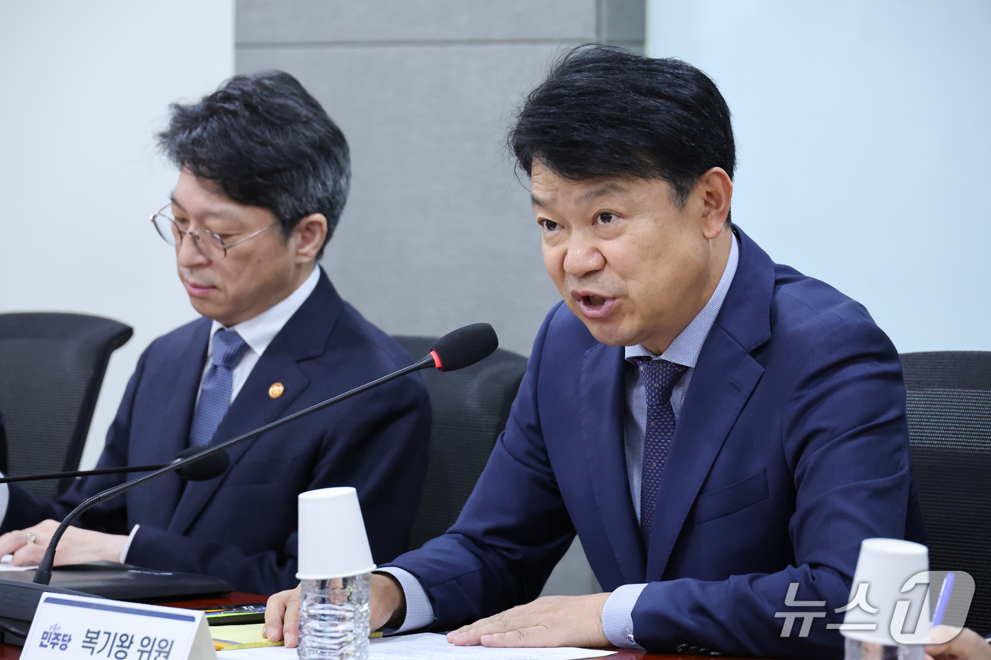 (서울=뉴스1) 신웅수 기자 = 국토교통위원회 여당 간사인 복기왕 더불어민주당 의원이 28일 서울 여의도 국회 의원회관에서 열린 국토교통부 당정협의에서 발언하고 있다. 2026.1 …