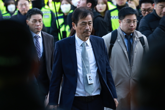 선관위 특검, 핸드볼경기장 진입…투표지 검증 착수