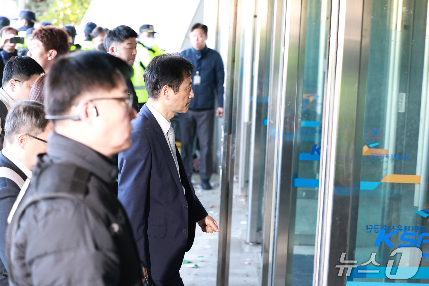 (서울=뉴스1) 구윤성 기자 = 6·3 지방선거 투표용지 부족사태 등을 수사하는 이태한 특별검사가 28일 투표지 247만여장의 위조 여부 등 검증을 위해 서울 송파구 올림픽공원 핸 …
