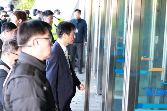 투표지 검증 위해 핸드볼경기장 진입하는 이태한 특별검사