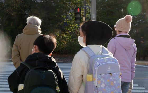 서울선 뜨개모자, 부산은 화롯불…초겨울 추위에 웅크린 출근길(종합)