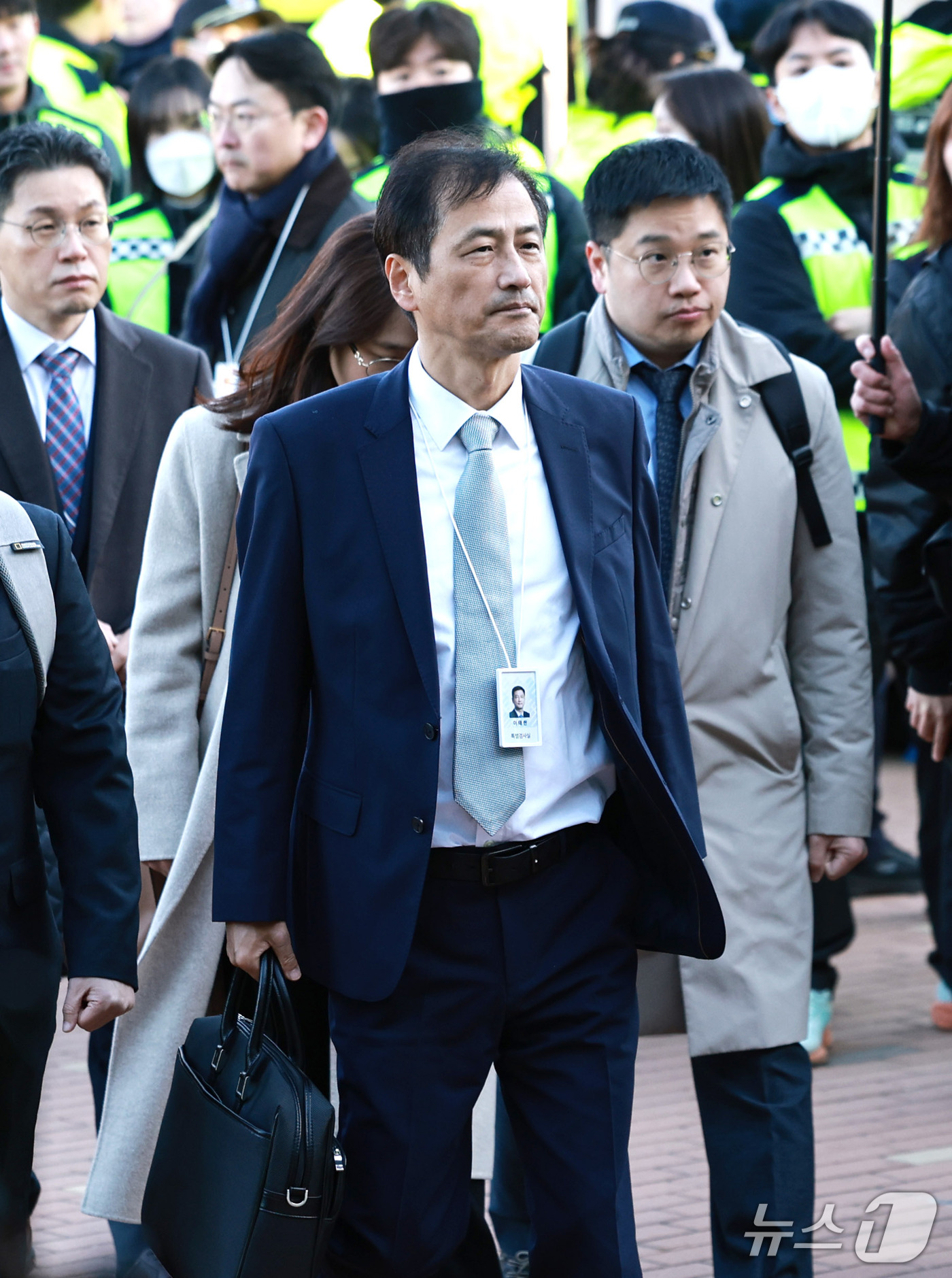 (서울=뉴스1) 구윤성 기자 = 6·3 지방선거 투표용지 부족사태 등을 수사하는 이태한 특별검사가 투표지 247만여장의 위조 여부 등 검증을 위해 28일 서울 송파구 올림픽공원 핸 …