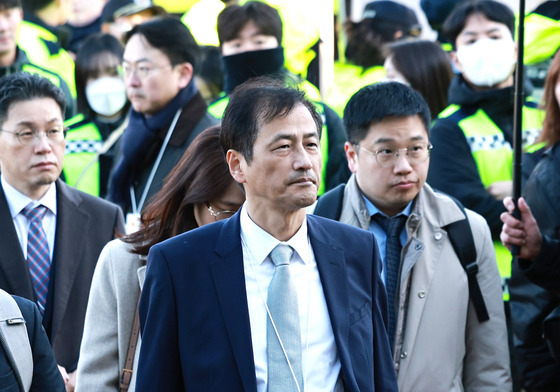 올림픽공원 핸드볼경기장 진입하는 이태한 특별검사팀