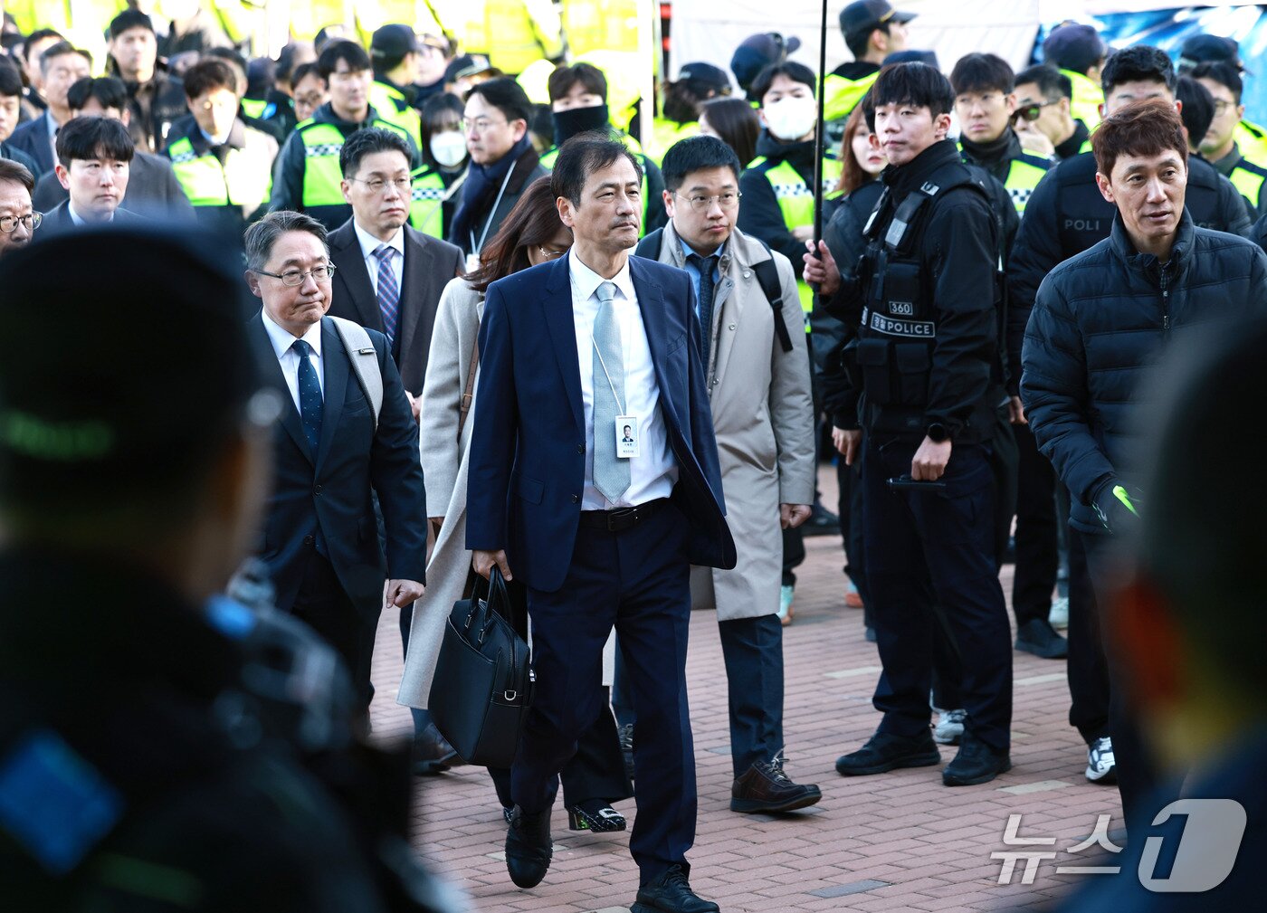 본문 이미지 - 6·3 지방선거 투표용지 부족사태 등을 수사하는 이태한 특별검사가 투표지 247만여장의 위조 여부 등 검증을 위해 28일 서울 송파구 올림픽공원 핸드볼경기장으로 진입하고 있다. 2026.10.28 ⓒ 뉴스1 구윤성 기자