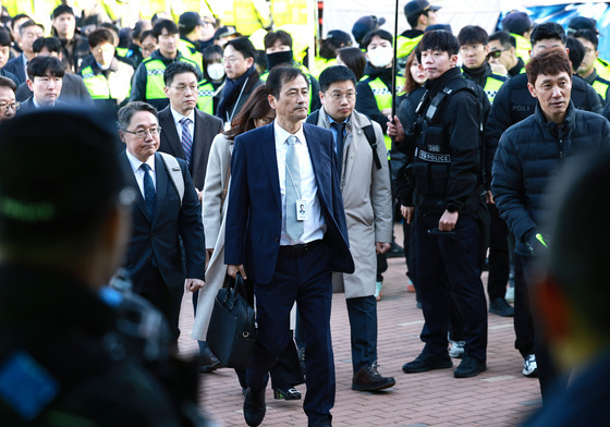 선관위 특검 투표지 검증단, 올림픽공원 핸드볼경기장 진입