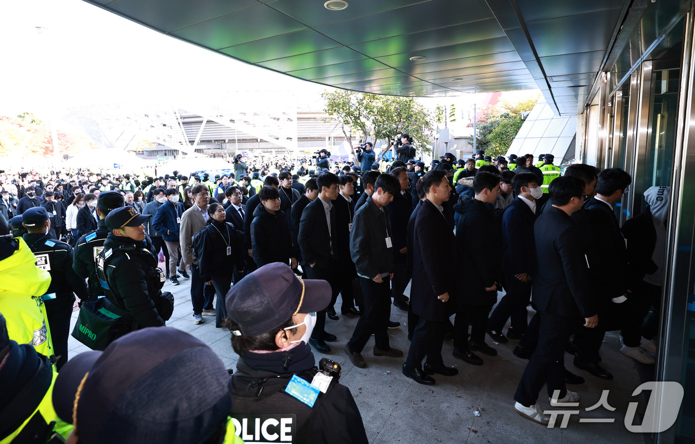 (서울=뉴스1) 구윤성 기자 = 6·3 지방선거 투표용지 부족사태 등을 수사하는 이태한 특별검사팀과 검증단이 28일 서울 송파구 올림픽공원 핸드볼경기장으로 진입하고 있다.  202 …